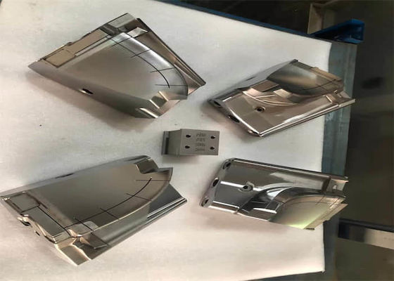射出成形における 100k から 500k ショットの自動車金型インサート